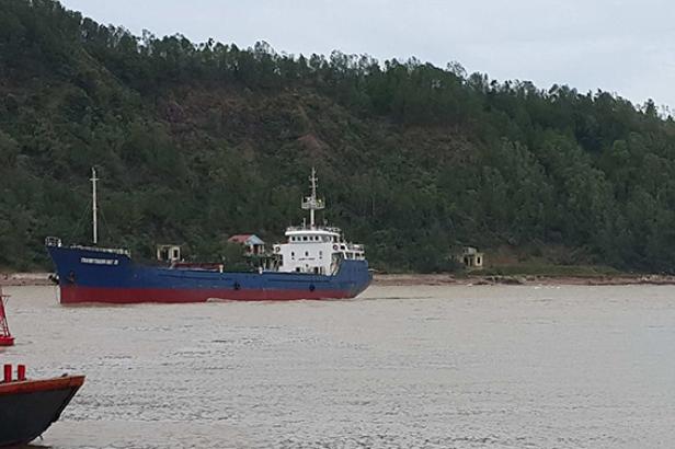 Tàu vận tải chở 13 thuyền viên bị lật, 4 người mất tích